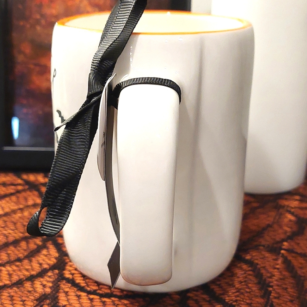 🐈🎃 Rae Dunn "TRICK OR TREAT" Adorable Mummy Cat & Bats Glossy Finish Mug NWT - Picture 5 of 8
